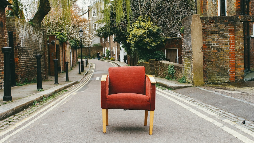 Comment nettoyer un canapé en velours sans l’abîmer : astuces simples et efficaces
