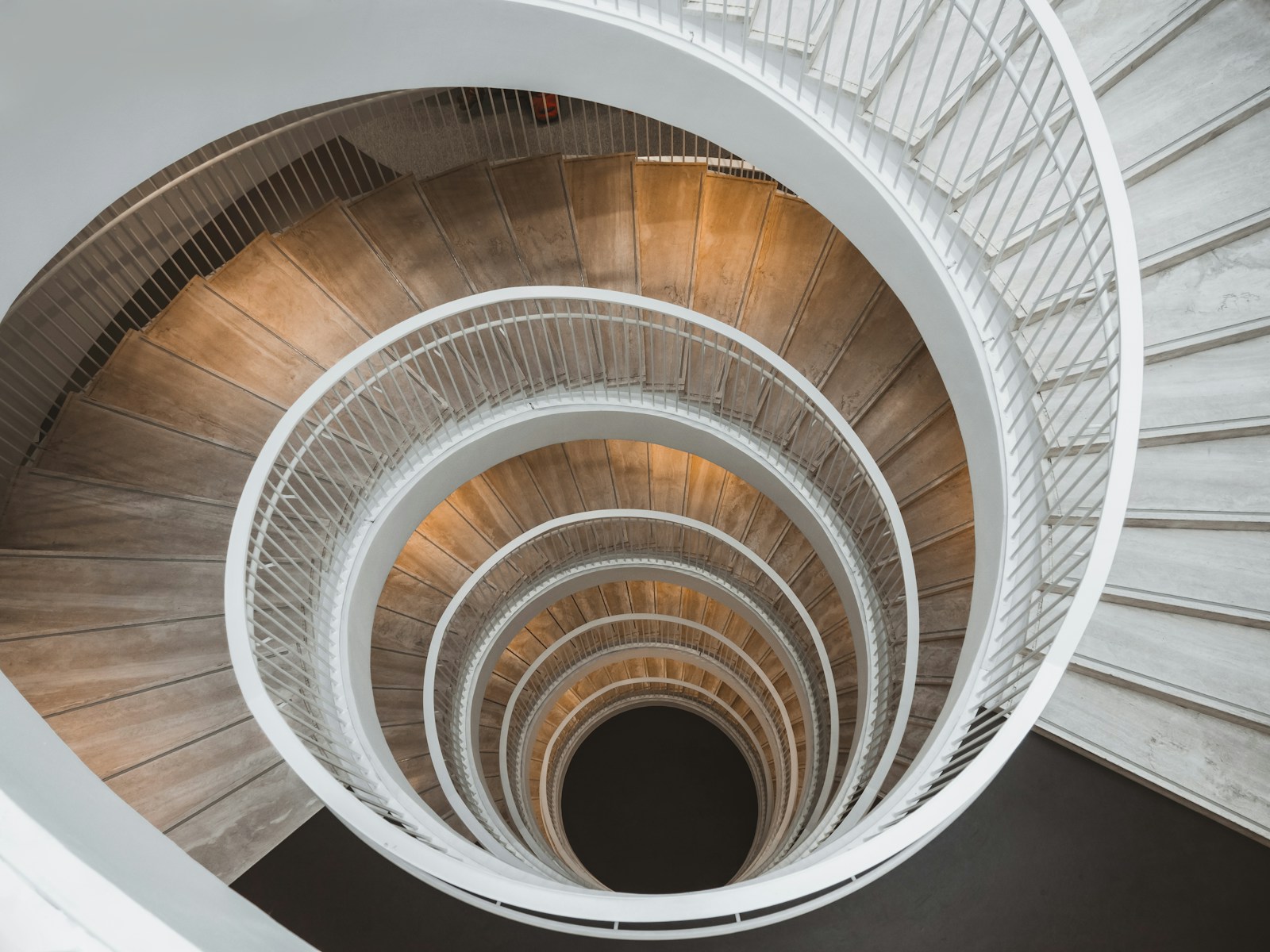 Quel escalier gain de place choisir ? Guide complet pour optimiser votre espace